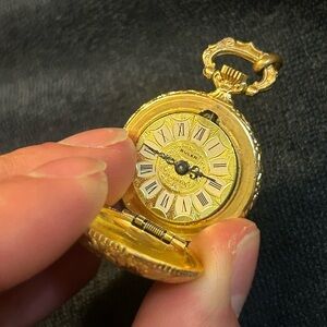 vintage gold-tone Buler 17 jewel mechanical pendant watch *Not Running*